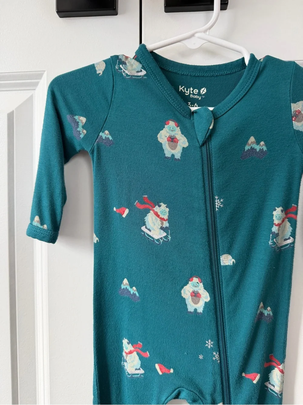 Kyte Baby Yeti Holiday Print Zippered Footie Size 3-6 Months